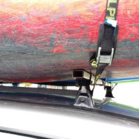 Qui chiaramente visibile la deformazione del fondo di un kayak legato con un unica cinghia troppo tirata.